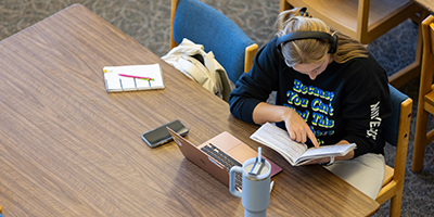 Student in library studying.