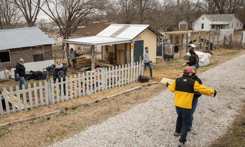 Students helping at Mizzou Alternative Breaks.