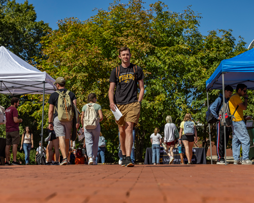 Students walking at Volunteer Fair.